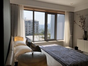 现代简约风卧室大窗景观