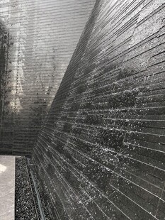 冰棱悬挂的冬日墙角