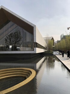 现代建筑旁的水景景观