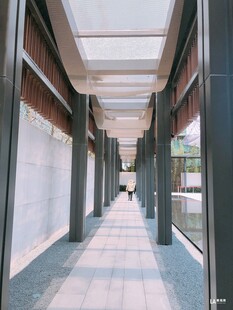 长廊通道光影交错的空间