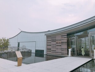 现代风格弧形建筑外观