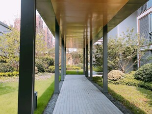 现代庭院中的幽静长廊