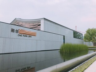 现代风格建筑旁的静谧水景