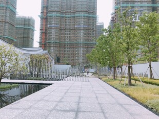 城市在建高楼旁的步道景观