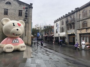 街头巨型萌熊玩偶