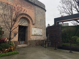 古朴院门与周边景致