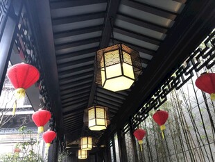 中式长廊挂红灯笼美景