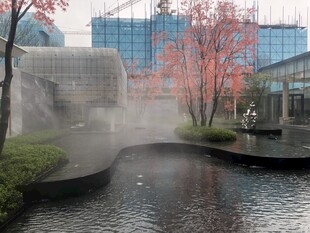 城市水景旁的雾景与建筑