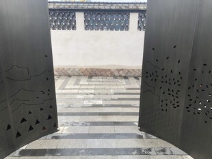 中式庭院门洞下的阶梯