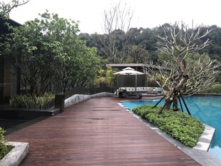 庭院木质步道与泳池景观