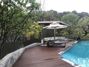 户外泳池畔的休闲空间