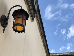 墙上复古壁灯与蓝天