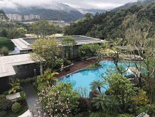 山间泳池度假胜地景观