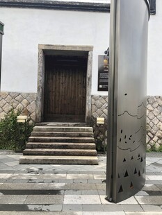 中式庭院门前金属装饰景观