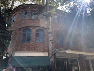 复古红砖建筑外观