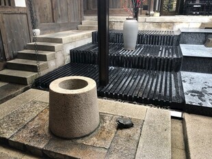 庭院中式景观石墩与格栅