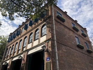 复古风格砖砌建筑外观