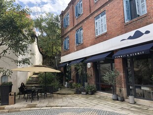 复古风街边特色休闲小店