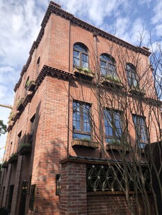 红砖多层建筑外观风貌