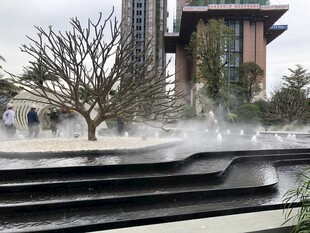 车窗外的城市喷水景观