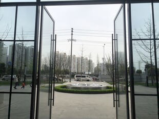 透过玻璃门看户外景观