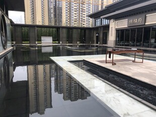 现代建筑旁的静谧水景