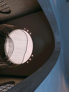 篮球入篮筐瞬间