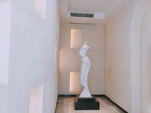 现代走廊中的艺术雕塑
