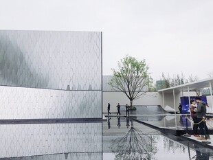 现代建筑前的宁静水面景观