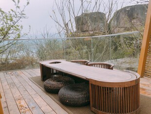 户外木质茶桌与石墩景观