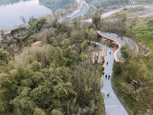 山间步道上的行人与美景