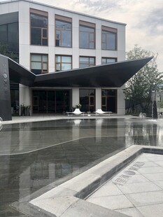 现代风格建筑前的水景广场