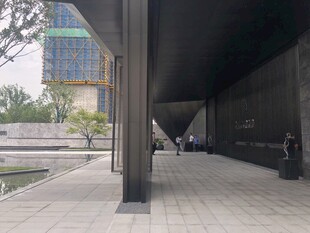 现代建筑外的宽敞步道