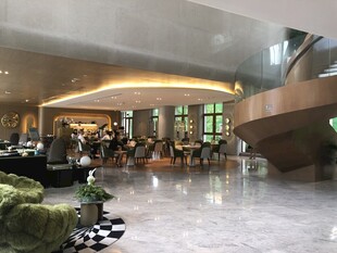 现代风格酒店大堂内部