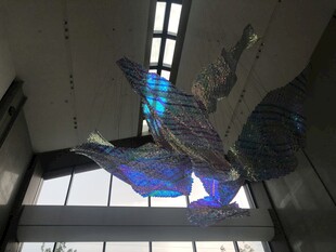 室内悬挂的蓝色艺术装置