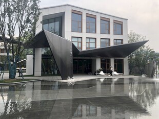 现代风格建筑前的水景景观