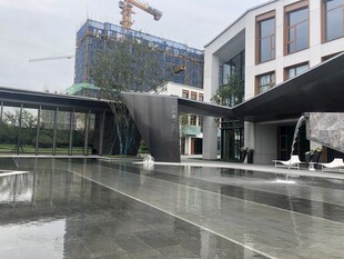 现代建筑前的水景景观