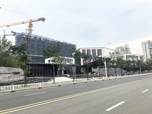 城市道路旁的建筑施工场景