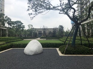 庭院中的白色球形雕塑