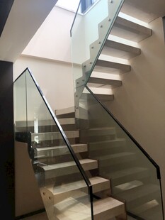 现代简约玻璃扶手楼梯