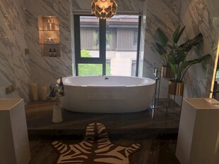 豪华浴室中的优雅浴缸