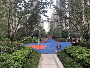 城市公园中的多彩户外帐篷