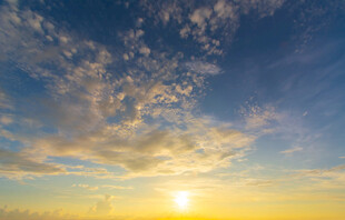 日出时分的绚烂天空