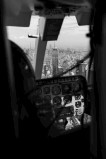 飞机驾驶舱内景