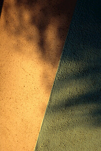 光影斑驳的墙面纹理