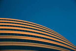 弧形条纹建筑外观特写