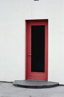 红色单门与圆形平台设计