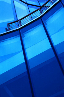 蓝色弧形玻璃建筑外观
