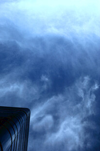 高楼之上的云海景观