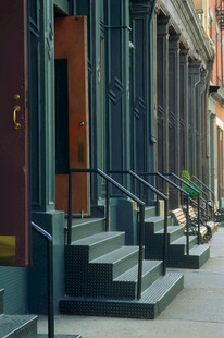 城市街道边的多彩建筑台阶